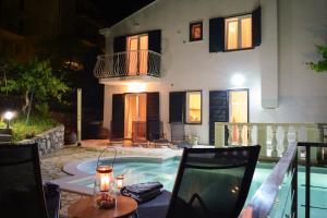 una casa con piscina delante de una casa en Villa Vinki, en Mlini