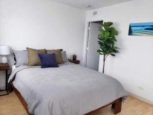 Ein Bett oder Betten in einem Zimmer der Unterkunft Vacation Rental Suites at Royal Aloha