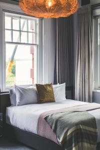 Clarence Boutique Hotel客房内的一张或多张床位