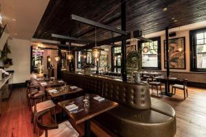 Clarence Boutique Hotel的休息区