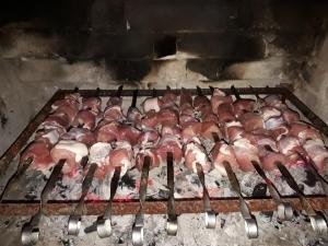 Ein Haufen Hühner kochen auf einem Grill in der Unterkunft Merabi Guest House in Makhinjauri