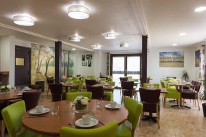 A restaurant or other place to eat at Brit Hotel Arras