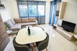Televízia a/alebo spoločenská miestnosť v ubytovaní Apartman Mar