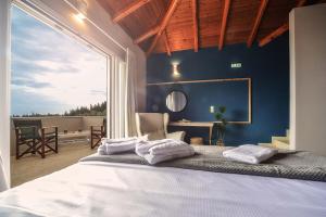 Кровать или кровати в номере Danai Villa by PaxosRetreats