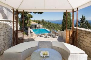 Bazén v ubytovaní Danai Villa by PaxosRetreats alebo v jeho blízkosti
