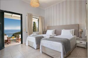 Кровать или кровати в номере Danai Villa by PaxosRetreats