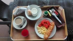 ein Tablett mit Speisen und einem Tablett mit Frühstückszutaten in der Unterkunft Hotel Med Estadio in Medellín