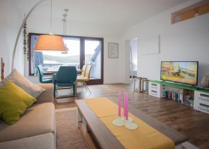 ein Wohnzimmer mit einem Sofa und einem Tisch mit zwei Kerzen in der Unterkunft Welcome in - Am Bergelchen 58-J in Winterberg