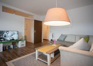 ein Wohnzimmer mit einer Couch und einem Tisch in der Unterkunft Welcome in - Am Bergelchen 58-J in Winterberg