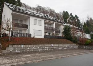 ein weißes Haus mit Balkon an der Seite in der Unterkunft Welcome in - Am Bergelchen 58-J in Winterberg