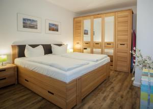 ein Schlafzimmer mit einem großen Bett mit weißer Bettwäsche in der Unterkunft Welcome in - Am Bergelchen 58-J in Winterberg