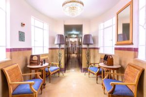 una sala d'attesa con sedie e tavoli e un corridoio di Mala Vecindad Beer Hotel a Città del Messico