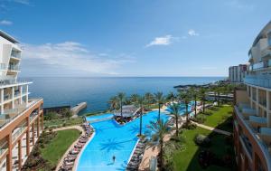 een luchtzicht op een resort met een zwembad en de oceaan bij Pestana Promenade Ocean Resort Hotel in Funchal