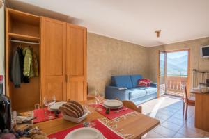- un salon avec une table et un canapé bleu dans l'établissement Residence Fior d'Alpe, à Valdidentro