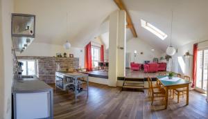 eine Küche und ein Wohnzimmer mit einem Tisch und Stühlen in der Unterkunft Nengshof Ferienwohnung Wildrose in Wißmannsdorf