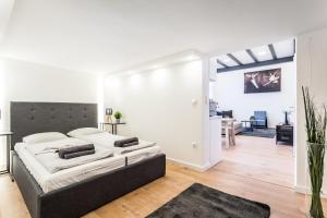 ブダペストにあるLuxury LOFT Apartments Budapestのベッドルーム1室(ベッド1台付)、リビングルームが備わります。