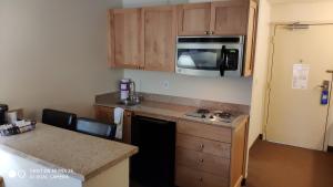 Kuchyň nebo kuchyňský kout v ubytování Baymont by Wyndham Yakima Riverfront