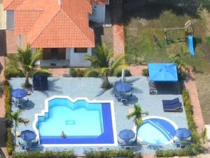 an overhead view of a swimming pool with chairs and umbrellas at Condominio Atlantis in Coveñas