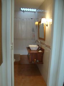 bagno con lavandino e specchio di Dormitorios La Lucila Vicente Lopez Sol & Tren a La Lucila