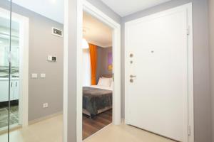 Nisantasi Residence في إسطنبول: باب يؤدي الى غرفة نوم بسرير