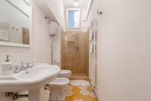 A bathroom at Li Frati Casa Vacanze