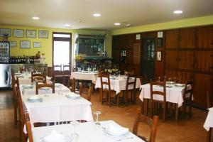 Reštaurácia alebo iné gastronomické zariadenie v ubytovaní Hotel Restaurante Canero