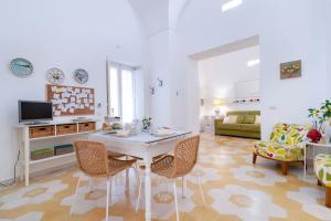 A television and/or entertainment centre at Li Frati Casa Vacanze