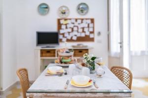 A television and/or entertainment centre at Li Frati Casa Vacanze
