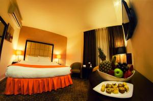 Meneur Hotel tesisinde bir odada yatak veya yataklar