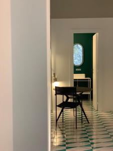 a dining room with a table and a green wall at PrimoPianoPosillipo in Naples