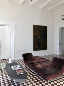 a living room with a couch and a table at PrimoPianoPosillipo in Naples