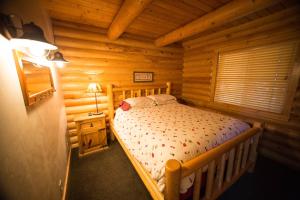 Ein Bett oder Betten in einem Zimmer der Unterkunft The Pines at Island Park