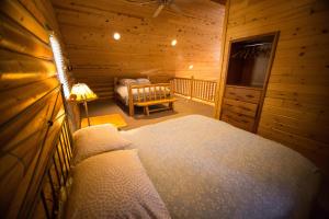 Ein Bett oder Betten in einem Zimmer der Unterkunft The Pines at Island Park