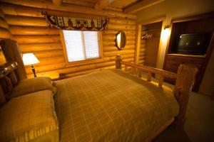 Ein Bett oder Betten in einem Zimmer der Unterkunft The Pines at Island Park
