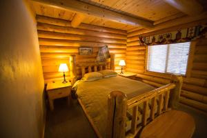 Ein Bett oder Betten in einem Zimmer der Unterkunft The Pines at Island Park