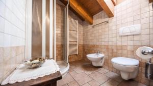 Un baño de Chalet Mottolino 60 fotos más