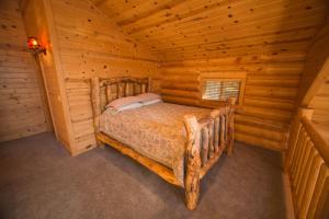 Ein Bett oder Betten in einem Zimmer der Unterkunft The Pines at Island Park