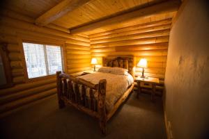 Ein Bett oder Betten in einem Zimmer der Unterkunft The Pines at Island Park