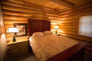 Ein Bett oder Betten in einem Zimmer der Unterkunft The Pines at Island Park