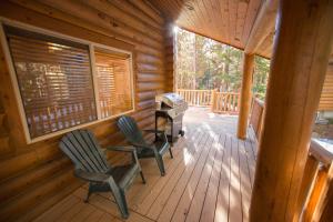 Ein Balkon oder eine Terrasse in der Unterkunft The Pines at Island Park