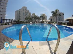 una gran piscina en un complejo con edificios altos en Beto Carrero e Belas Praias, 2 qrts e 2 banheiros, en Penha