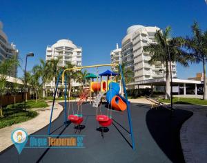 un parque infantil frente a algunos edificios altos en Beto Carrero e Belas Praias, 2 qrts e 2 banheiros, en Penha