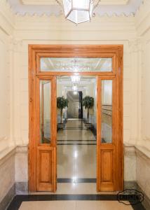 マドリードにあるElegant Retiroの廊下付きの客室内の大きな木製ドア