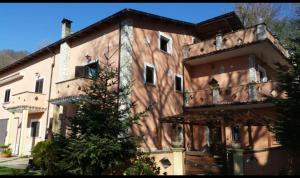 ein großes Gebäude mit einem Balkon an der Seite in der Unterkunft Georgerock in Grimaldi