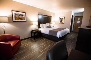 Postel nebo postele na pokoji v ubytování Ten Pin Inn & Suites