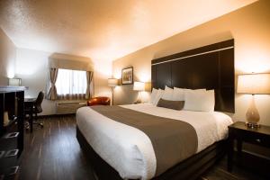 Postel nebo postele na pokoji v ubytování Ten Pin Inn & Suites