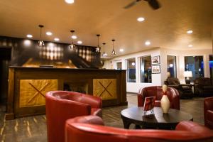 Posezení v ubytování Ten Pin Inn & Suites