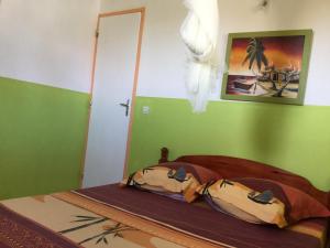 A bed or beds in a room at Bercé Par Le COCOTIER Meublé 2 chambres