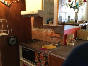 A kitchen or kitchenette at Bercé Par Le COCOTIER Meublé 2 chambres