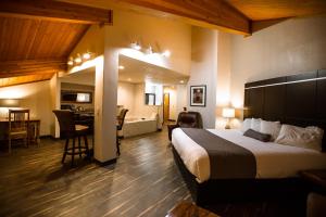 Postel nebo postele na pokoji v ubytování Ten Pin Inn & Suites